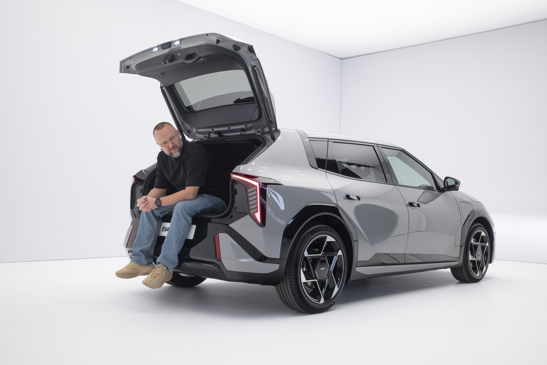 Kia EV4 är en fräck bil för Svensson-familjen