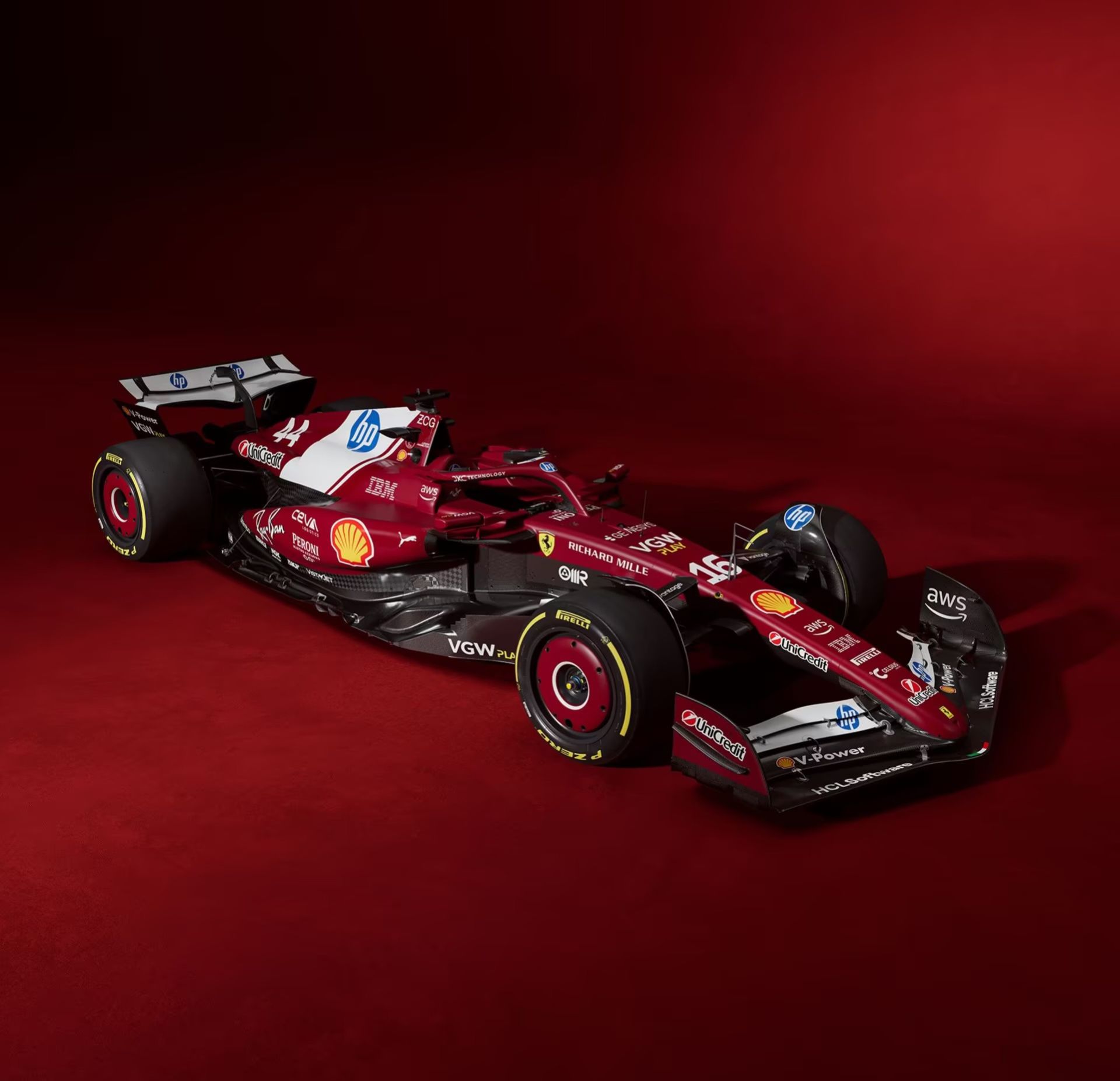 Lewis Hamilton ute och brummar med nya tjänstebilen