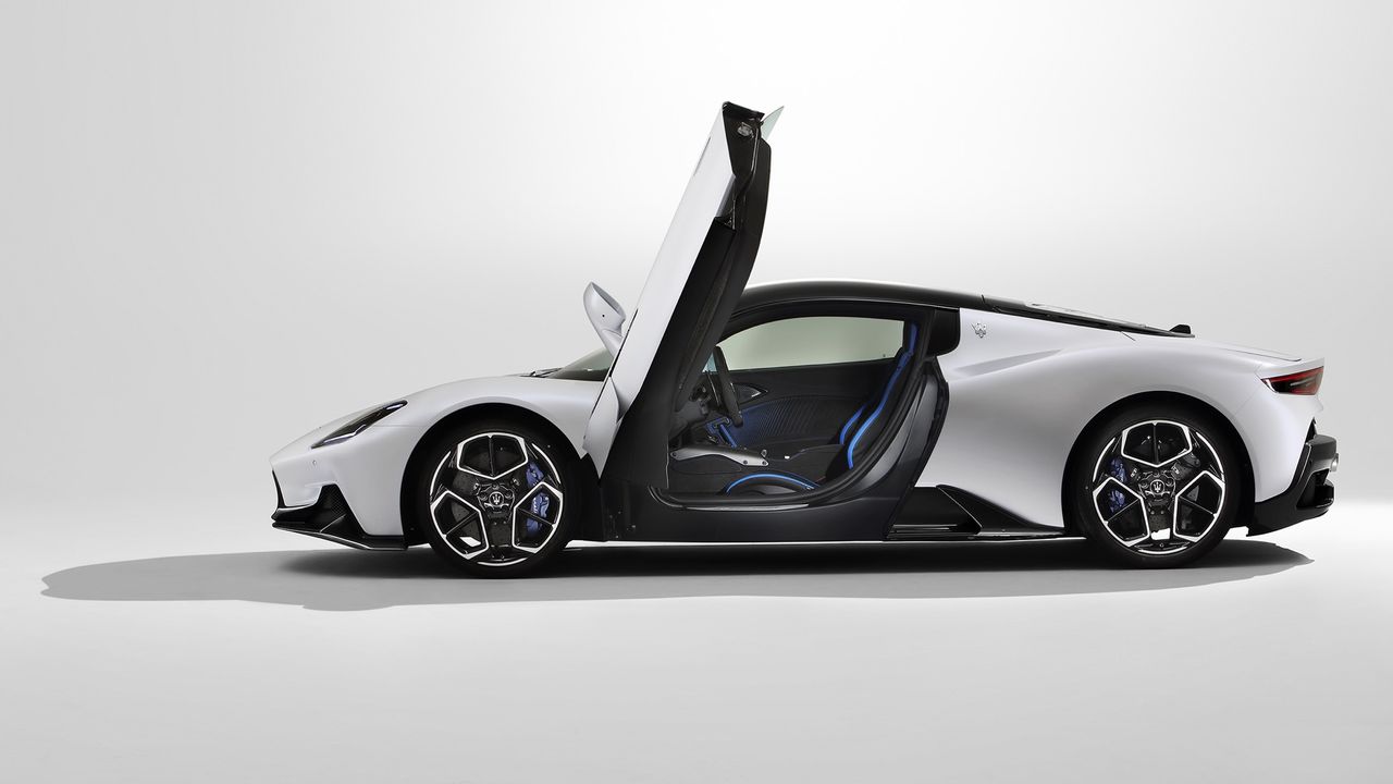 Eldrivna Maserati MC20 hänger löst