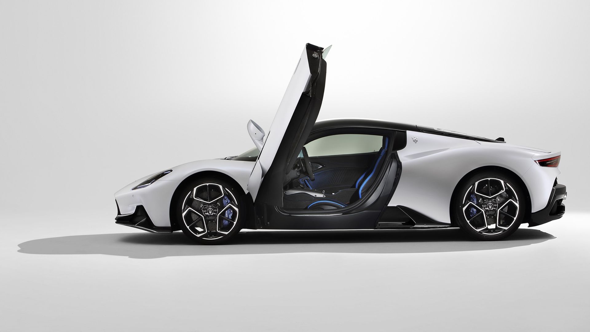 Eldrivna Maserati MC20 hänger löst