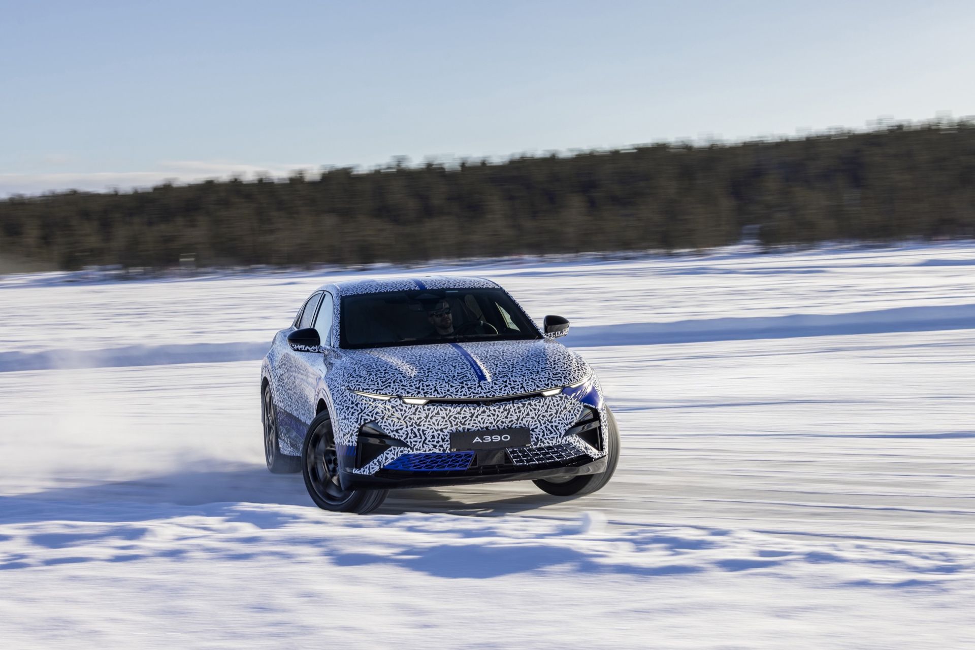 Alpine A390 dansar runt i snön