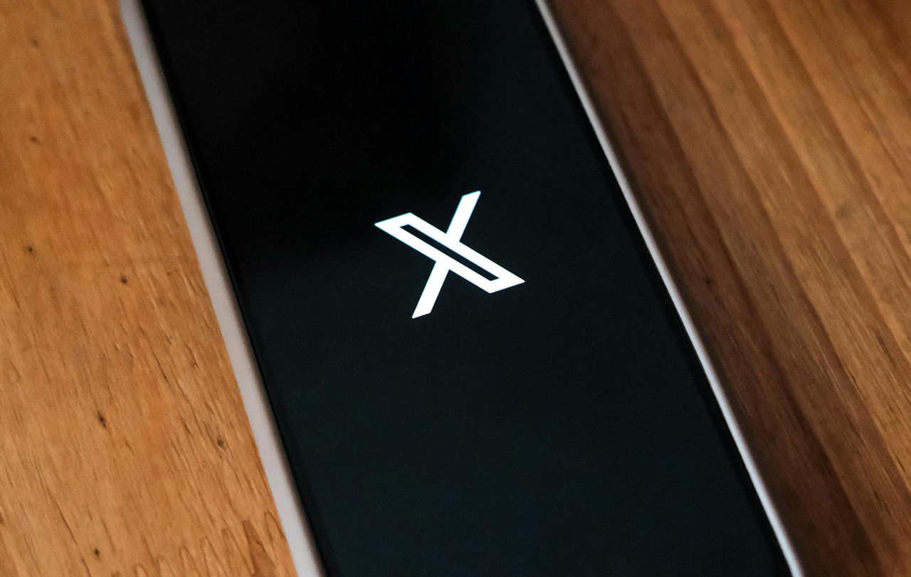 X uppger att man utsattes för överbelastningsattack