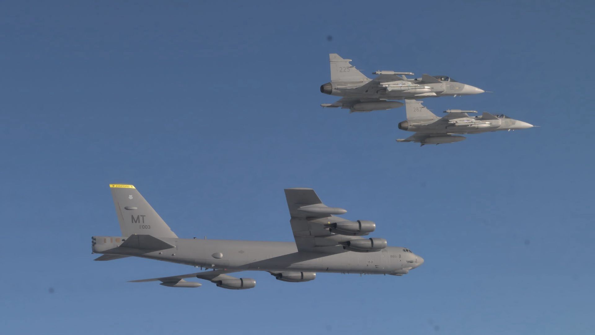 Lågflygning med Gripen-plan över Stockholm idag