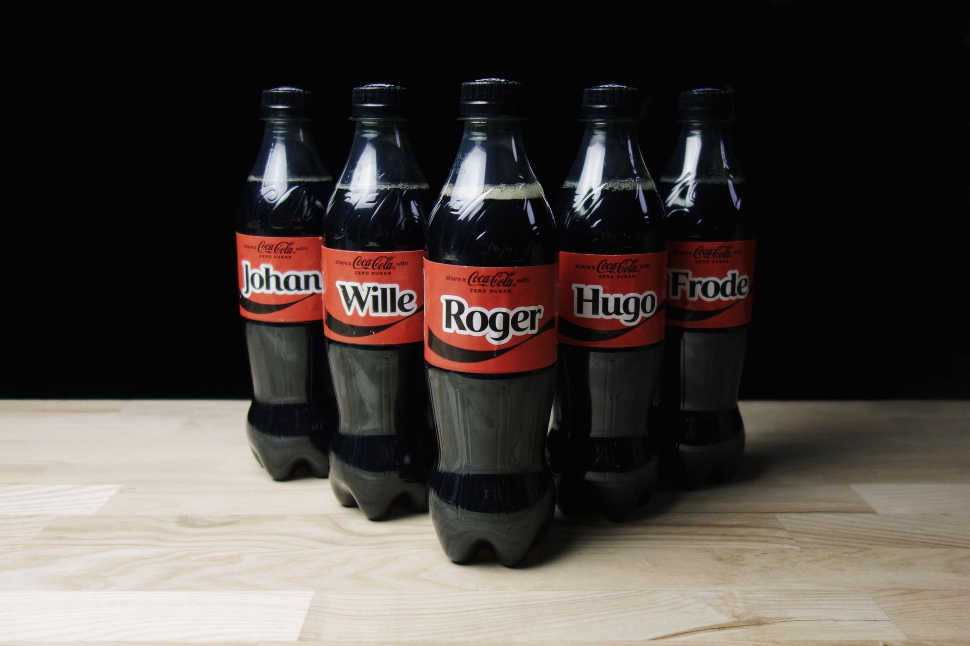 Snart kan du få ditt namn på Cola-flaskan