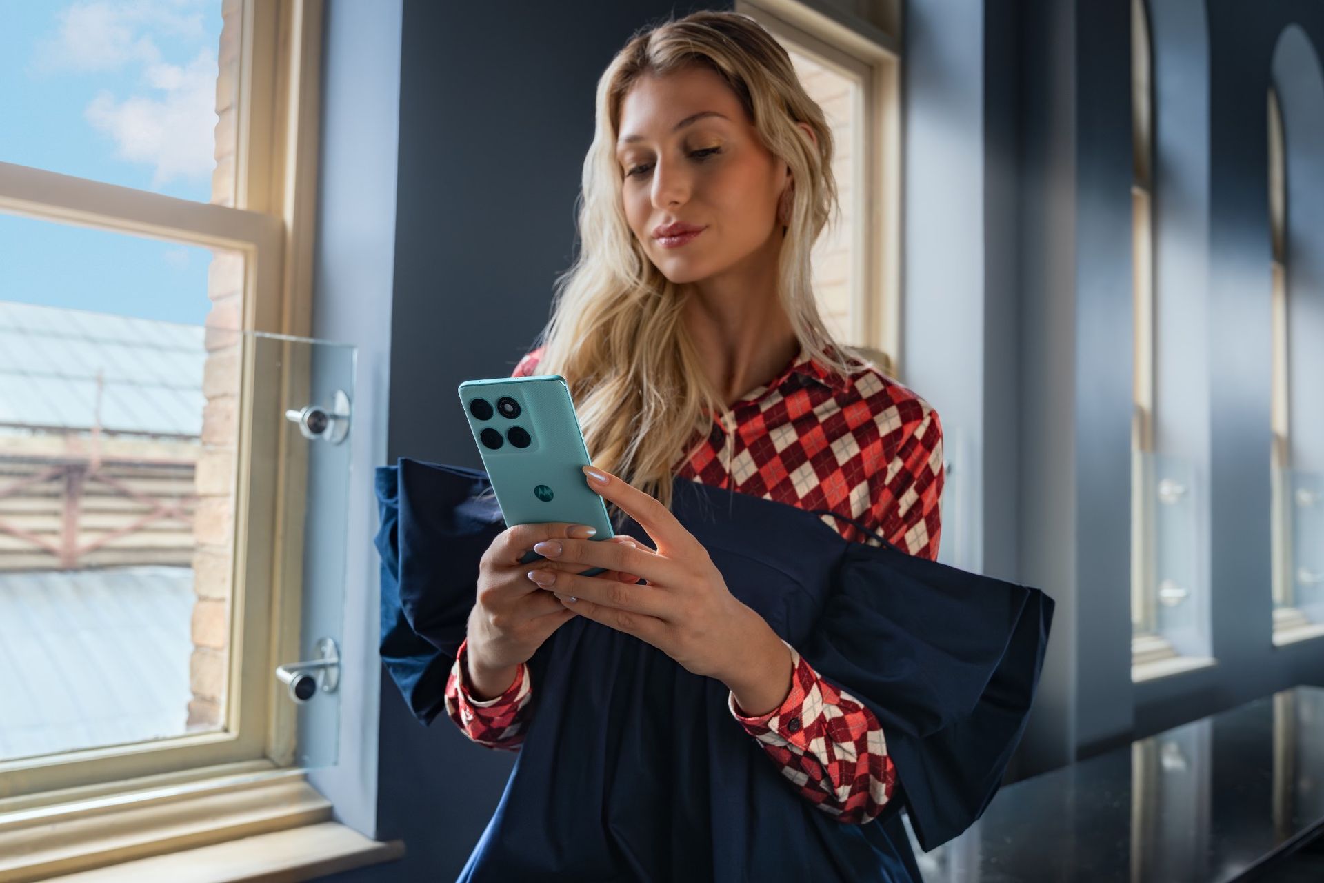 Motorolas nya Edge 60 Fusion har en fyrsidigt välvd skärm