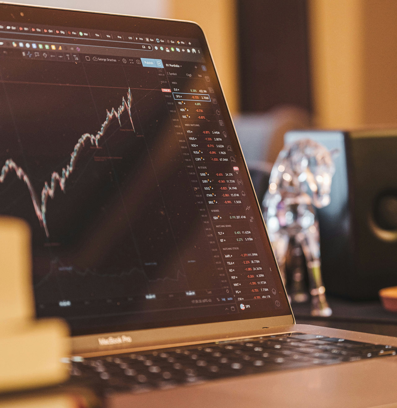 Hårt tryck på aktietjänsterna idag