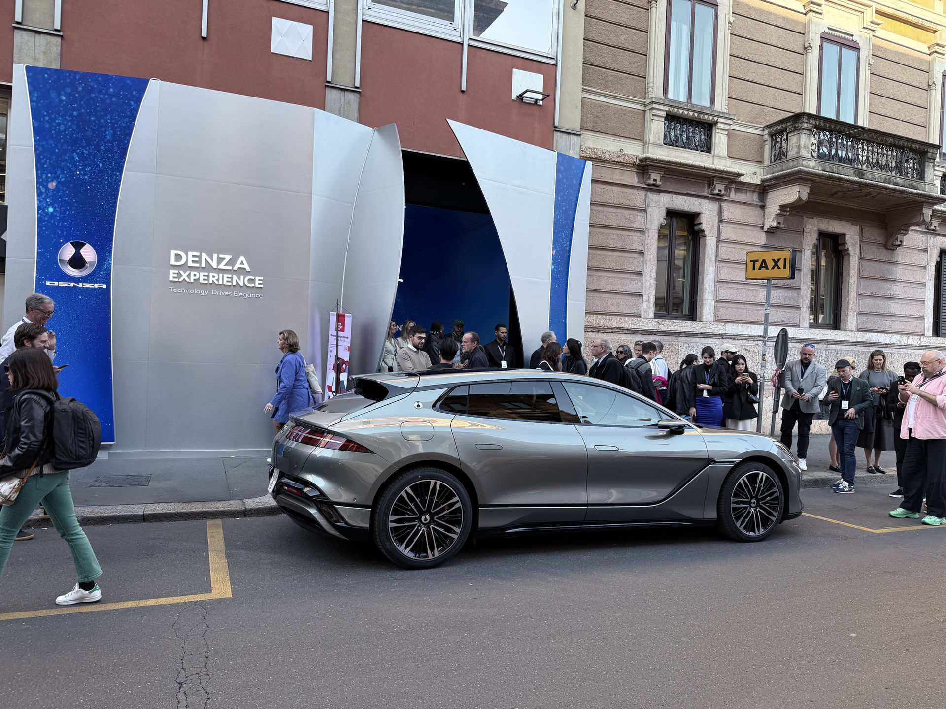 Nu lanserar BYD lyxmärket Denza i Europa