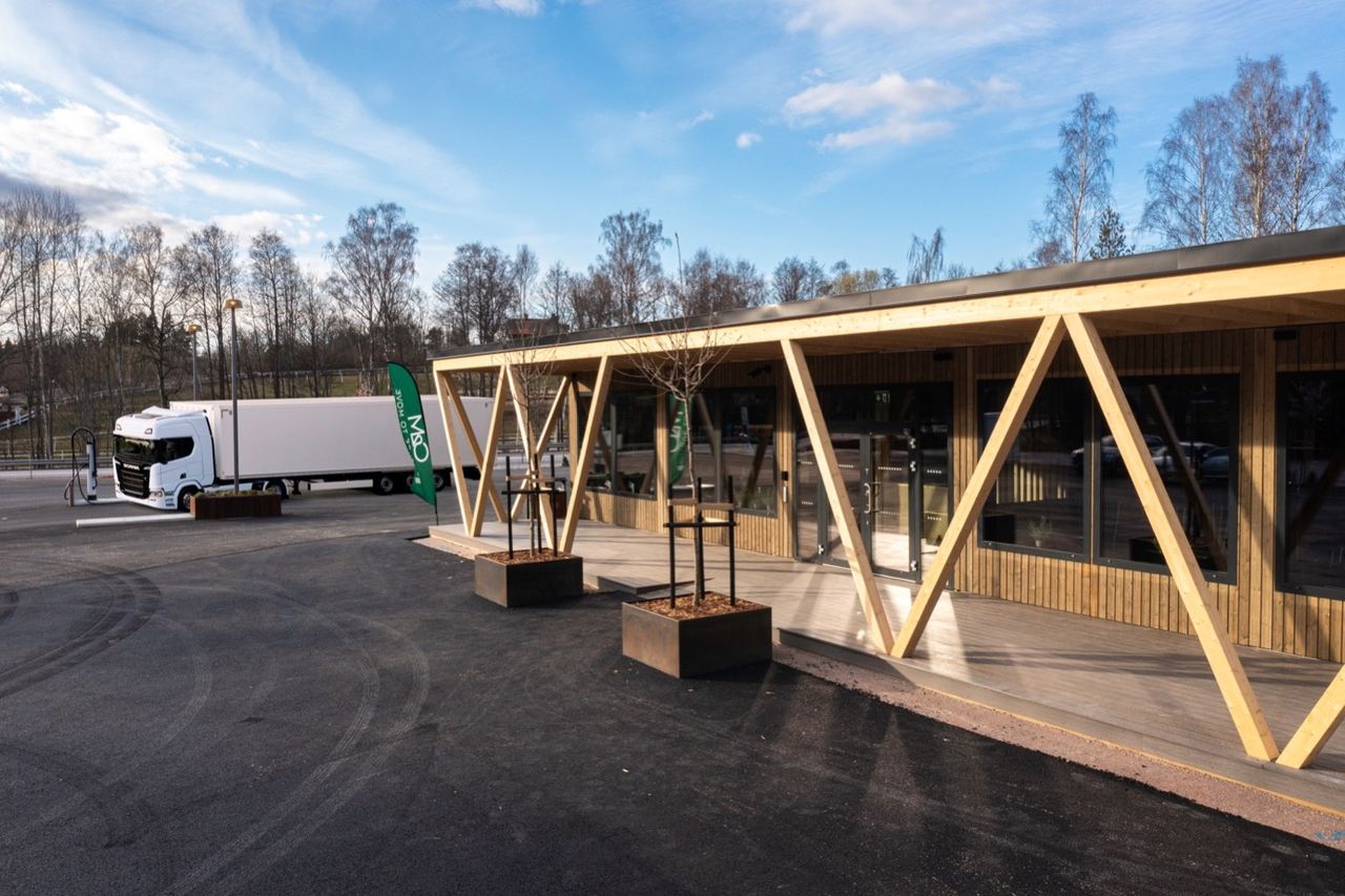 Sveriges första laddstation med restaurang, lounge och butik