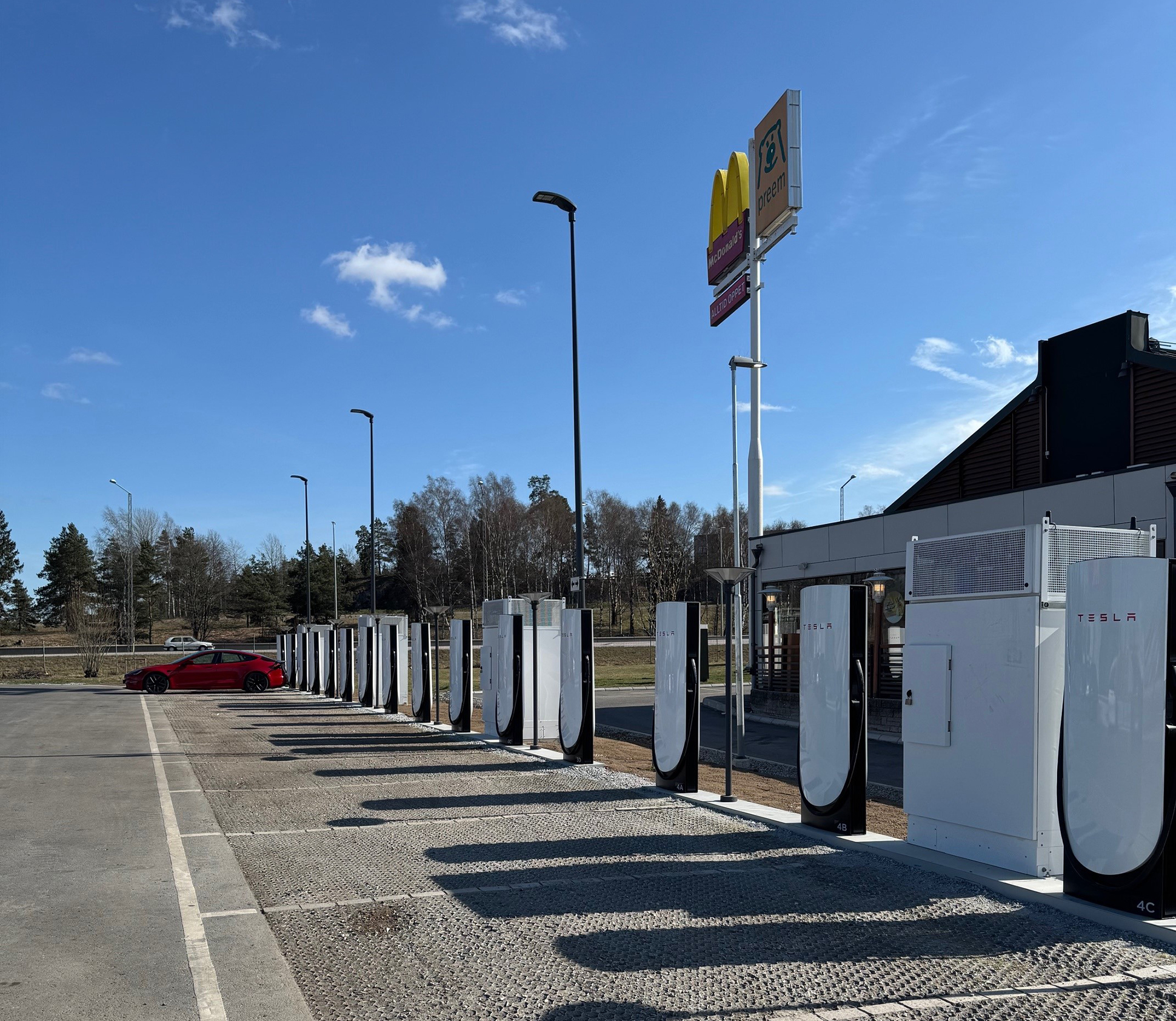 Tesla har öppnat en ny Supercharger-station i Södertälje. Här finns 16 V4-laddare.