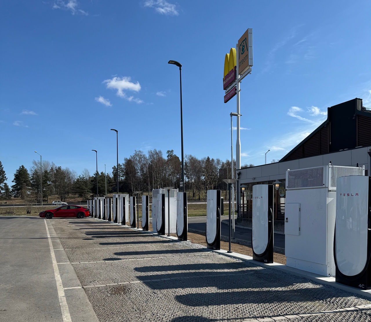 Tesla har öppnat en ny Supercharger-station i Södertälje