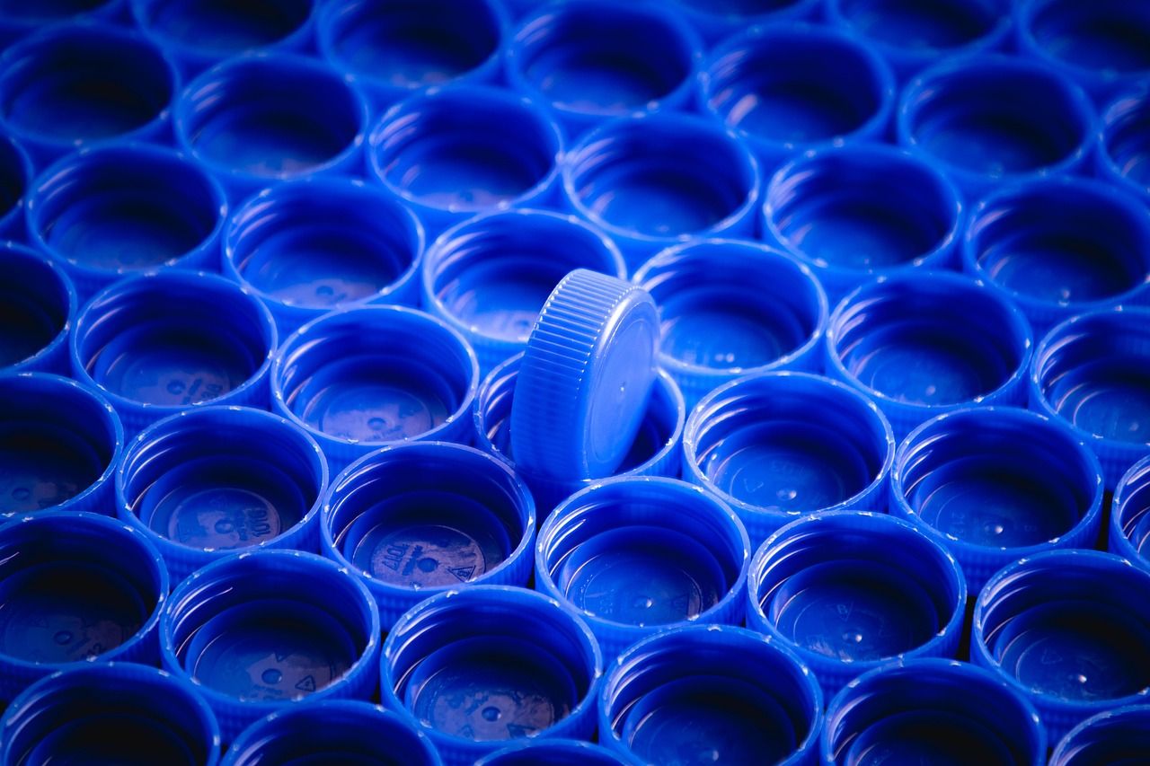 Antalet slängda plastkorkar ökar på västkusten