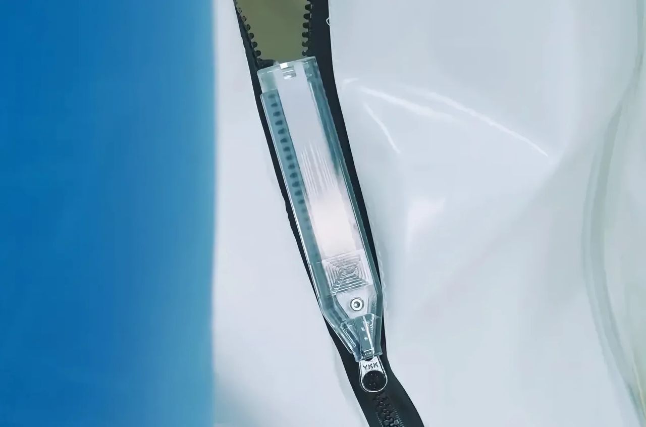 YKK visar prototyp på självgående dragkedja