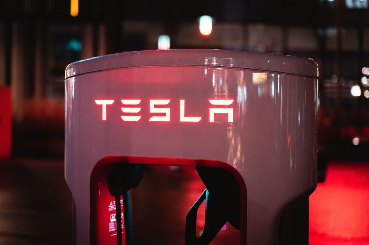 Tesla ryktas ha letat efter ny VD