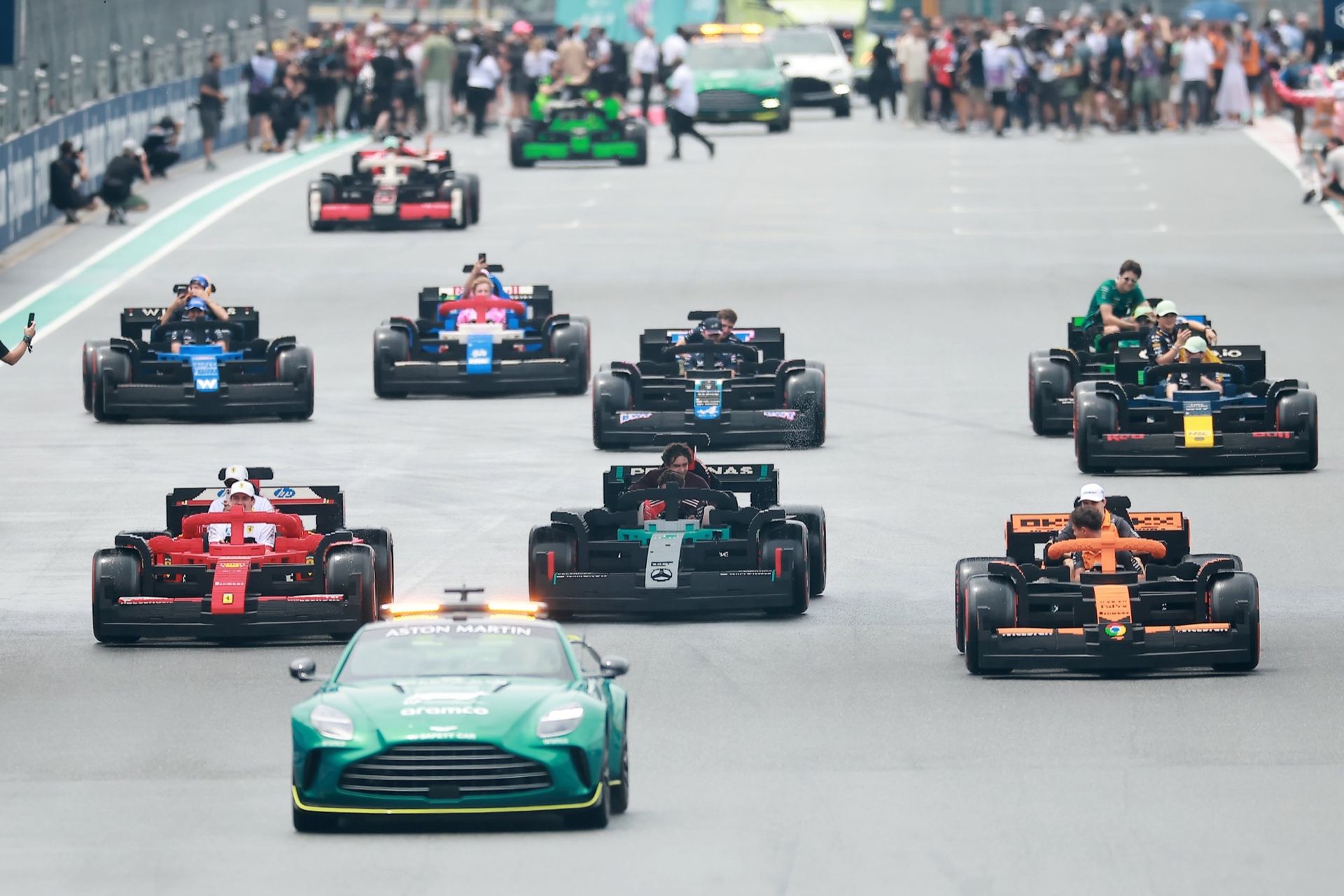 F1-förare körde stora Lego-bilar under Miami GP