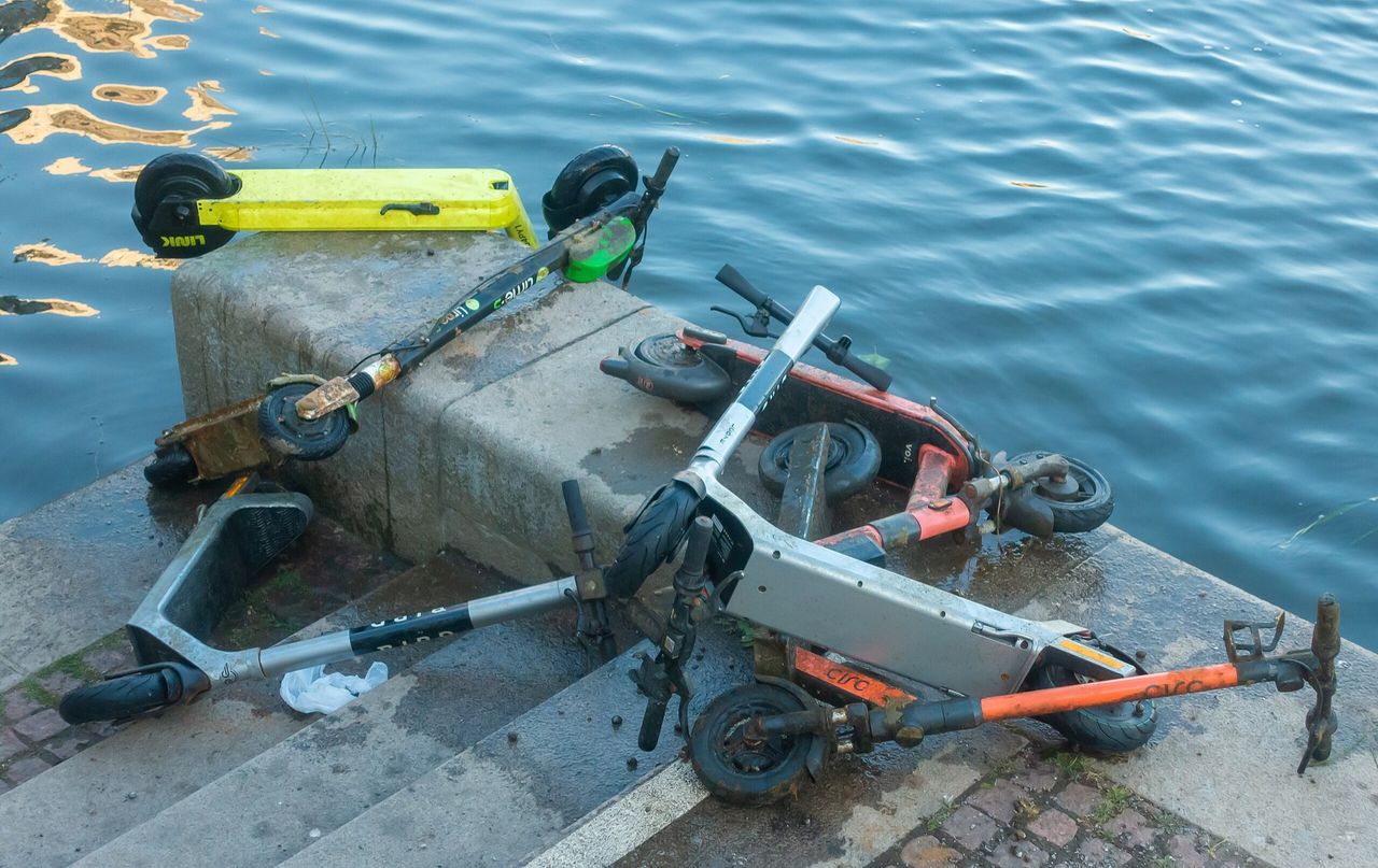 2,5 miljoner kostade felparkerade elsparkcyklar