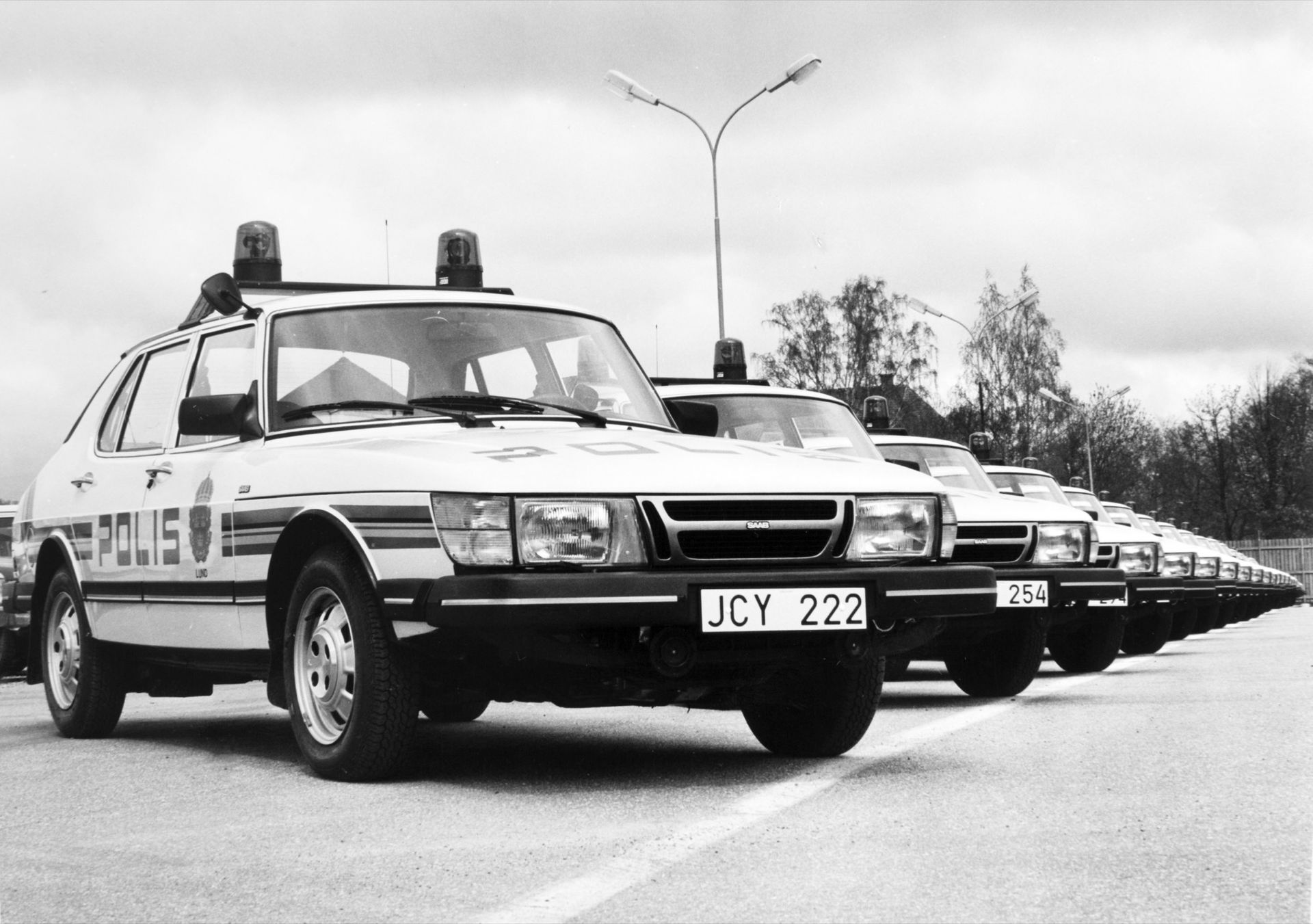 Fredrik har skrivit bok om Saabs polisbilar