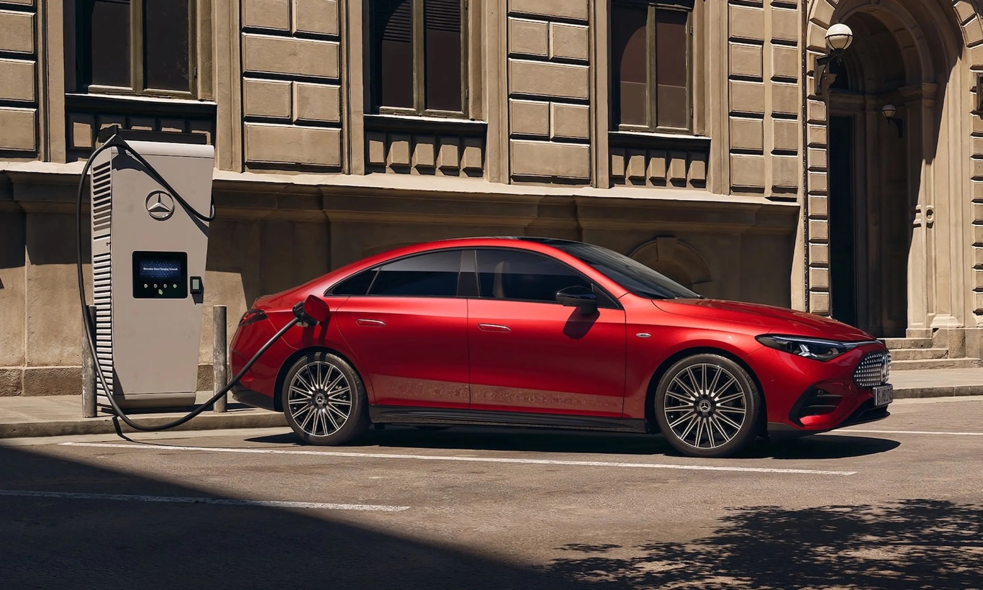 Mercedes pudlar – CLA kommer fungera med 400-laddare. Men inte på alla marknader.