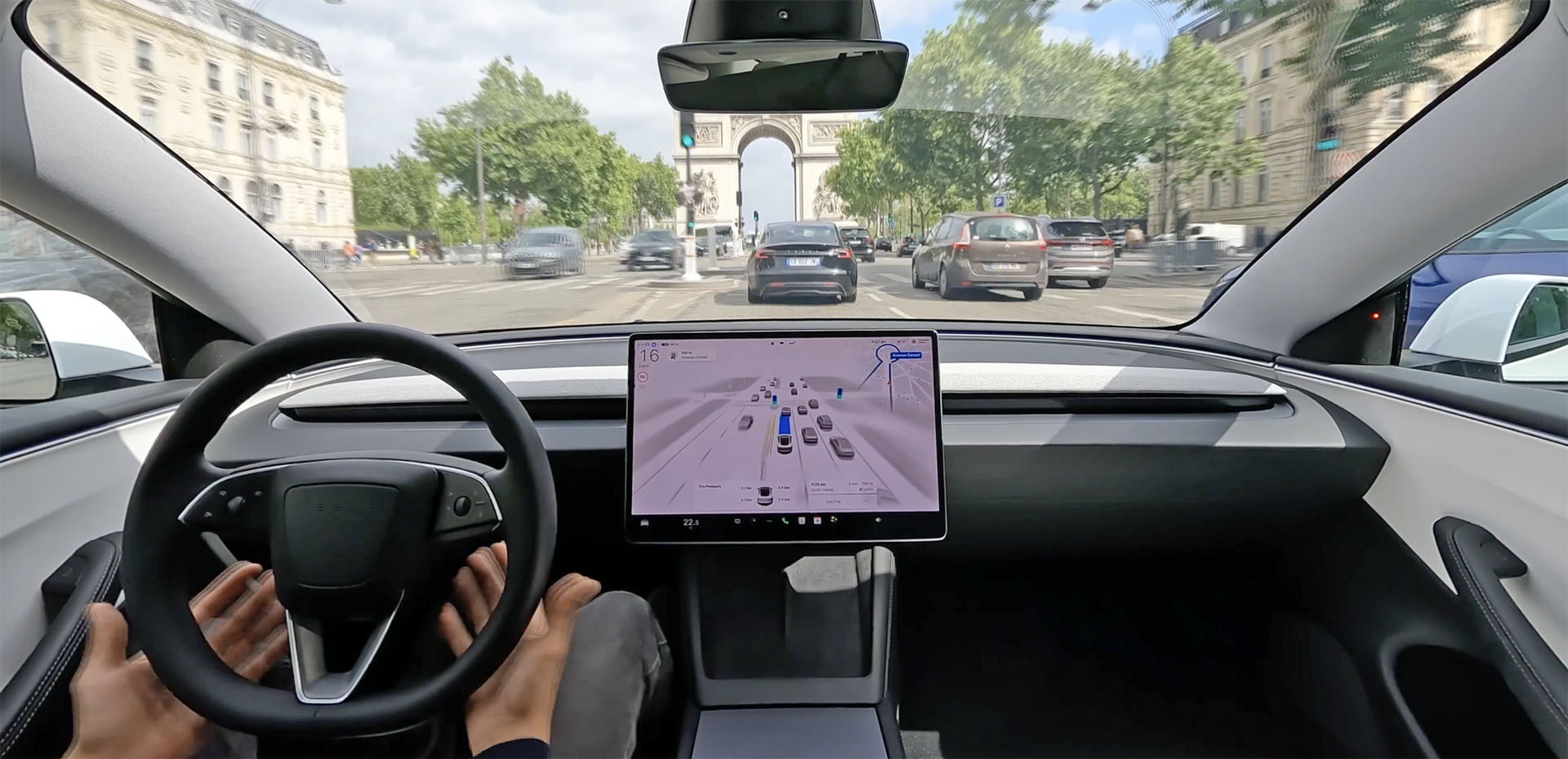 Tesla klarar att köra själv runt Triumfbågen