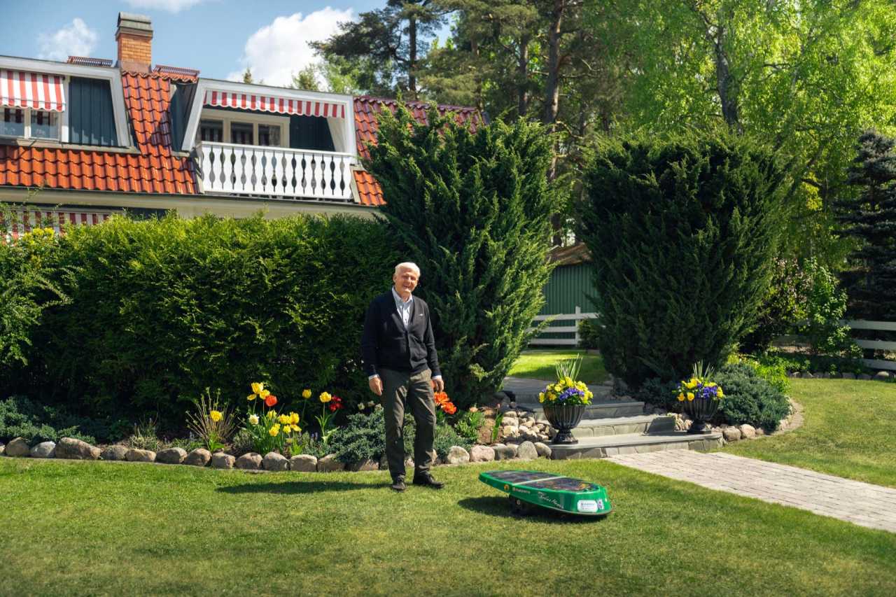 Världens äldsta robotgräsklippare finns i Motala