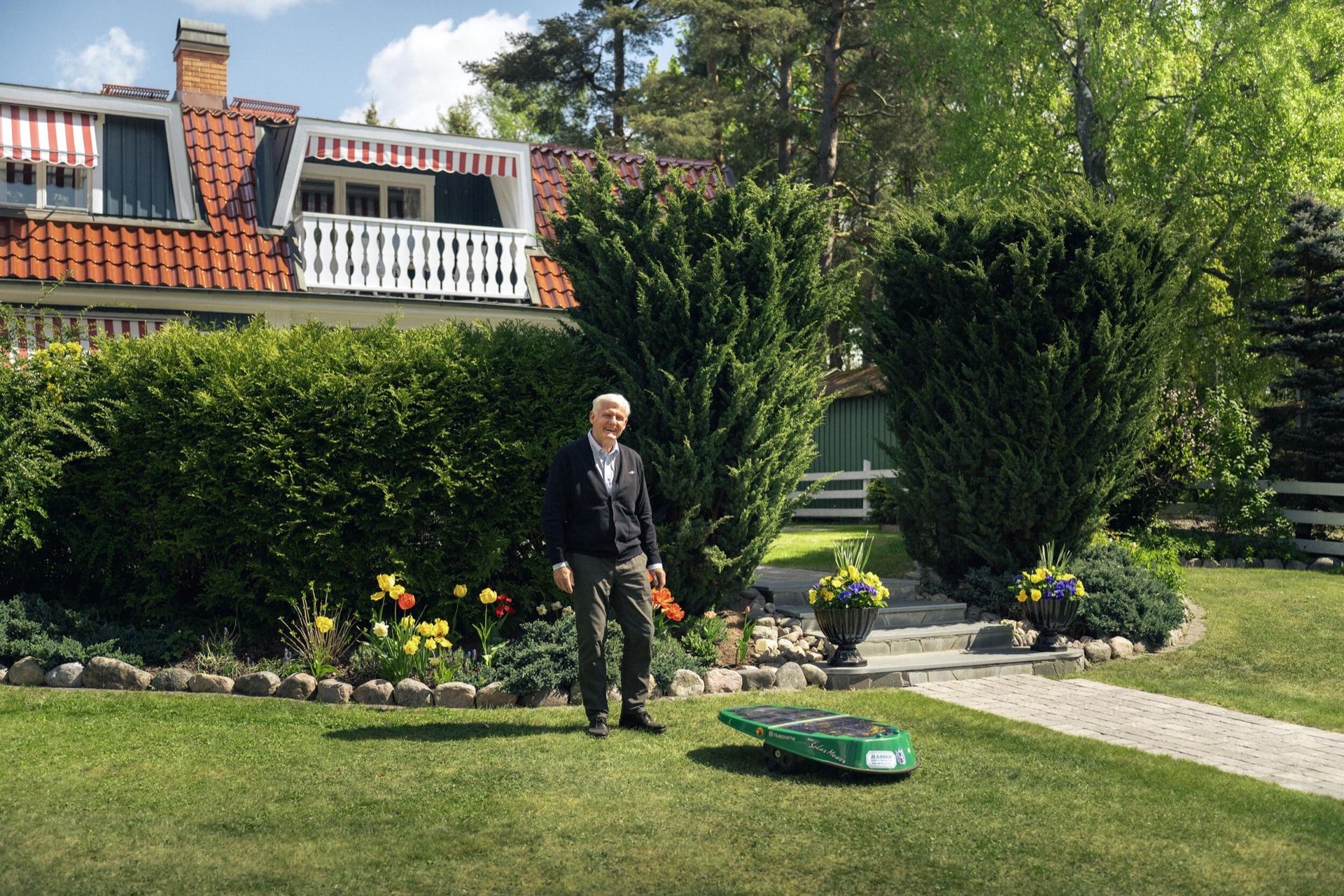 Världens äldsta robotgräsklippare finns i Motala