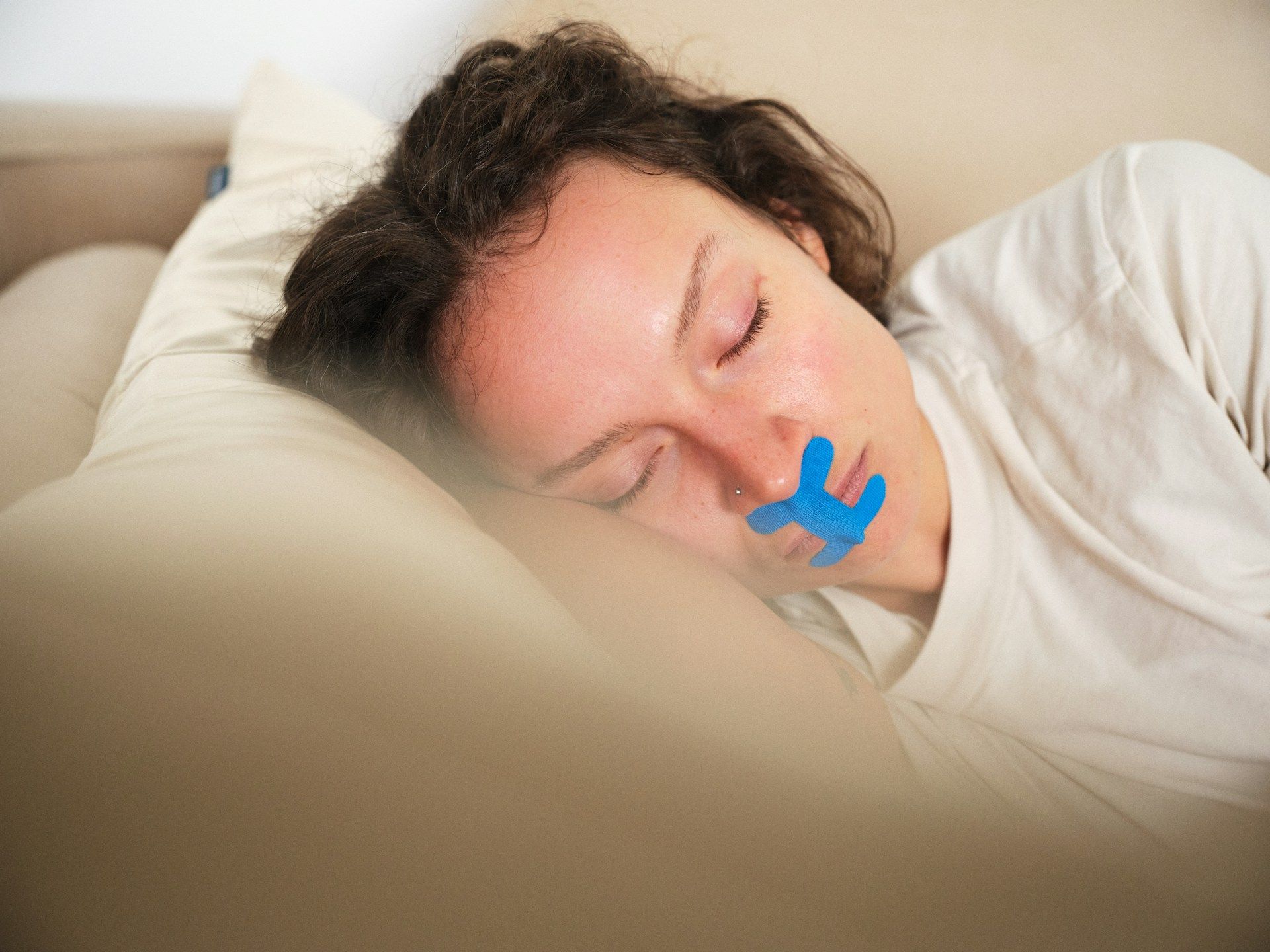 Tejpar du munnen när du sover?