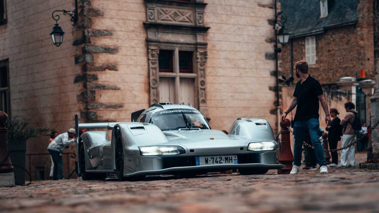 Här är den gatlegala versionen av Porsche 963
