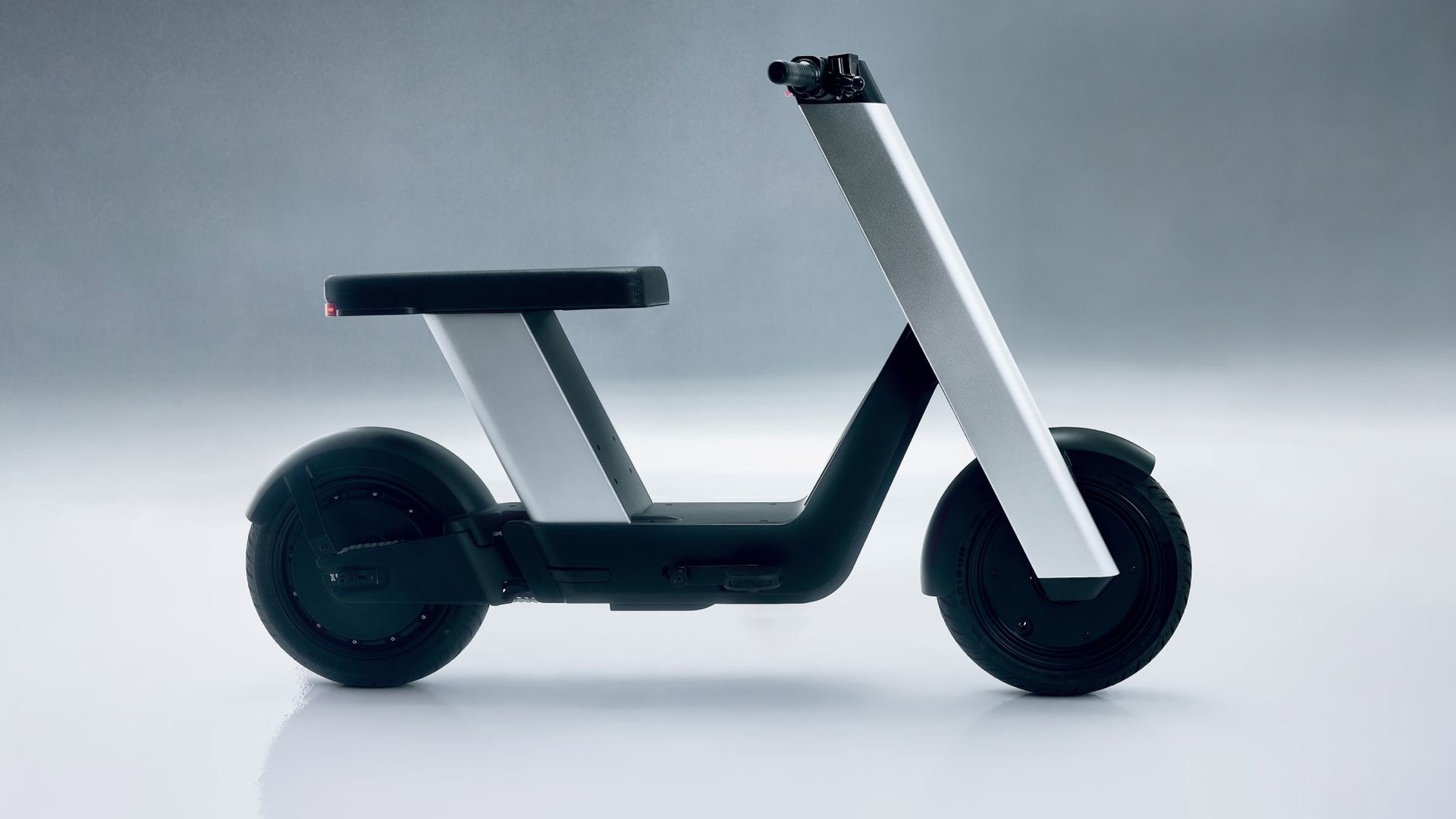 Stilren elmoped med trampor