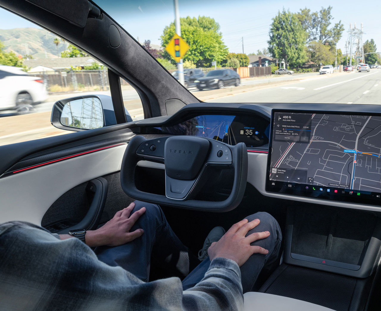 Tesla överger nästan sin udda ratt