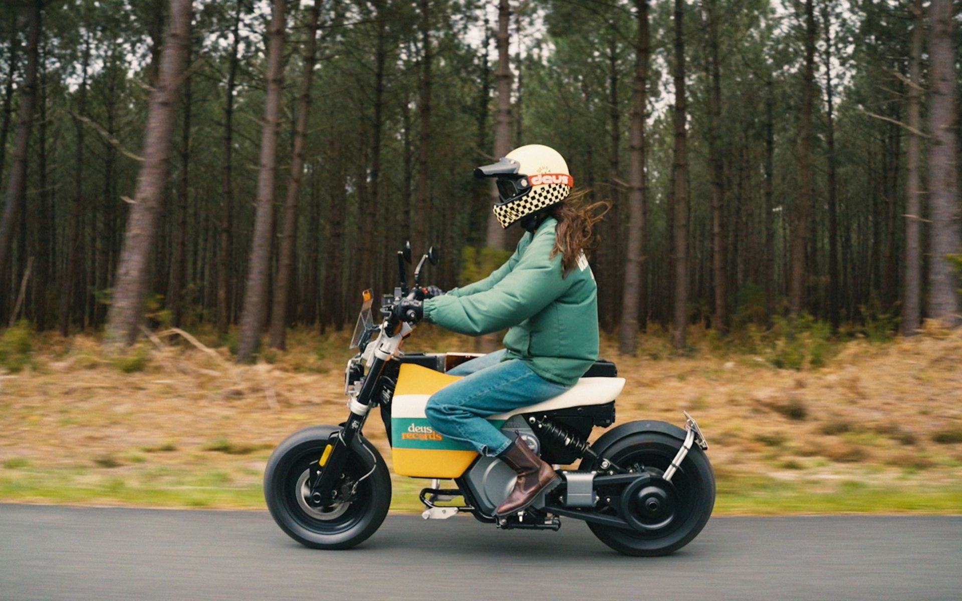 Eldriven motorcykel utrustad med mixerbord