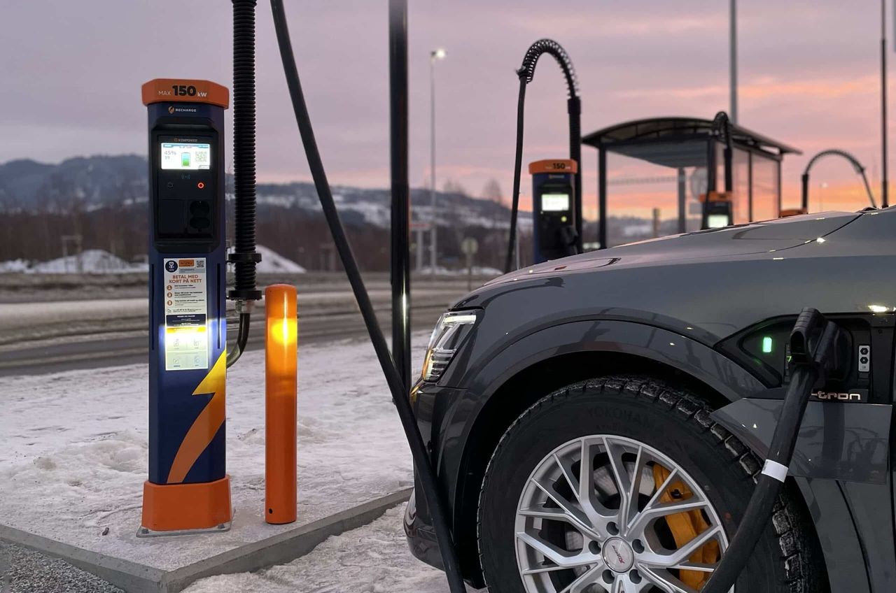 Nu kan du betala med kort på alla Recharges elbilsladdare