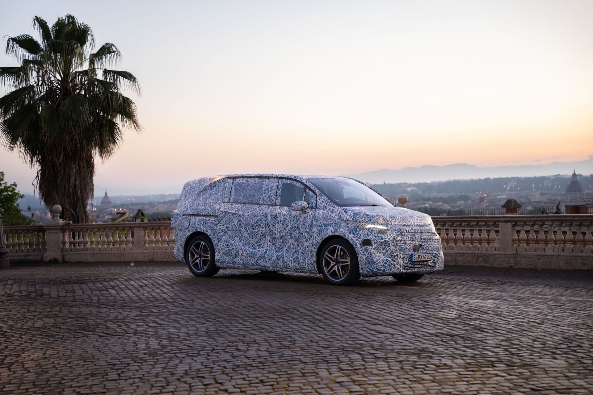 Mercedes har kört från Stuttgart till Rom med eldrivna VLE