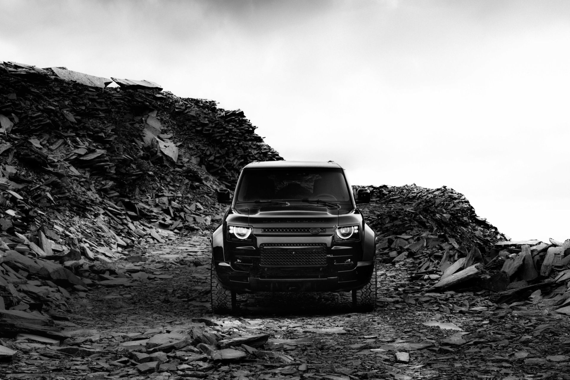 Svarta versioner av Defender Octa och Range Rover Sport SV