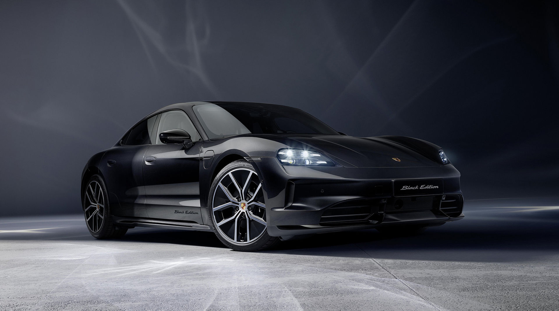 Porsche släpper Black Edition av Taycan och Cayenne