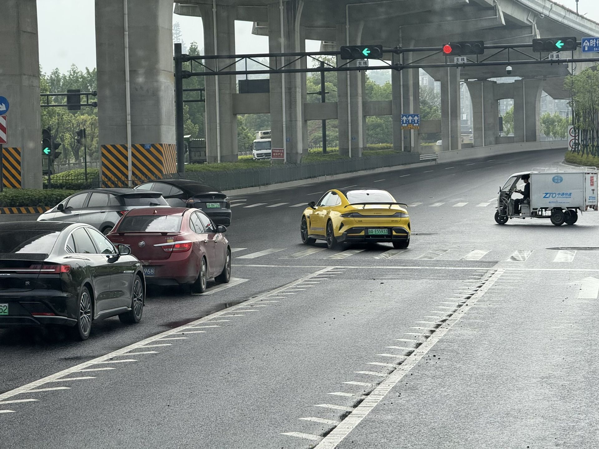 Roger och Peter pratar kinesiska bilar