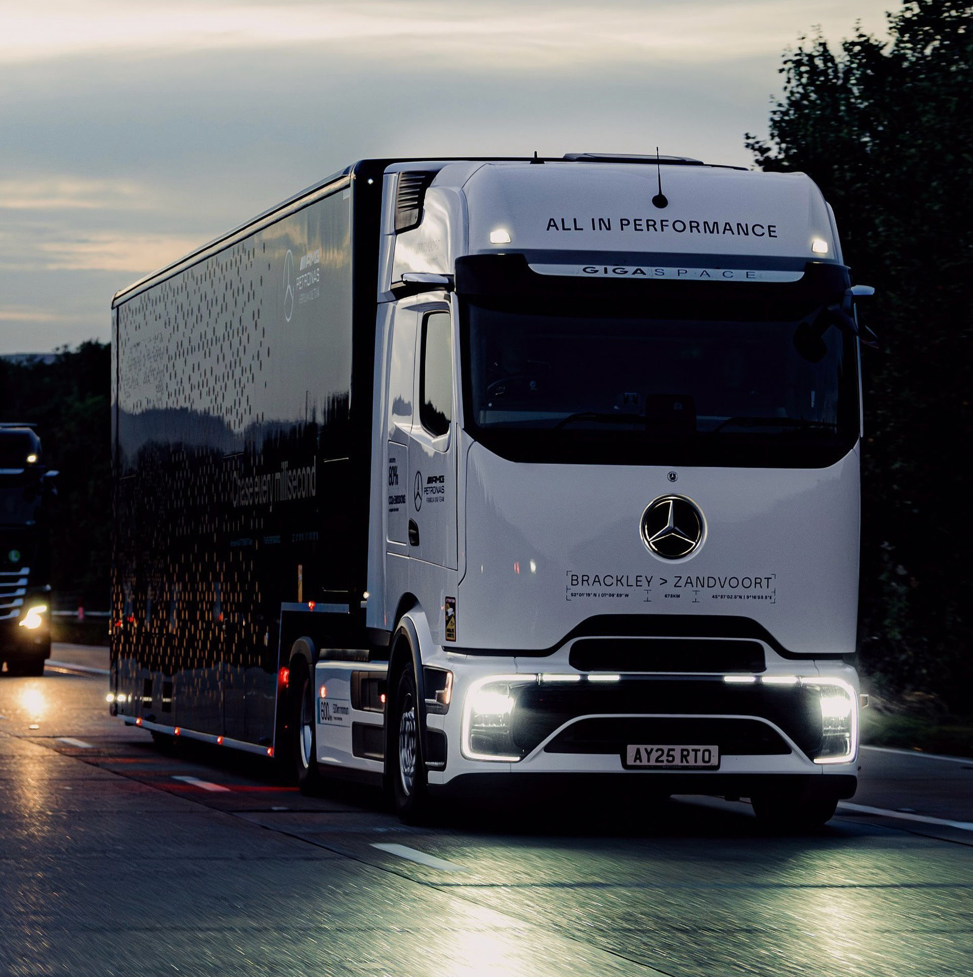Mercedes första F1-stall med eldrivna transporter