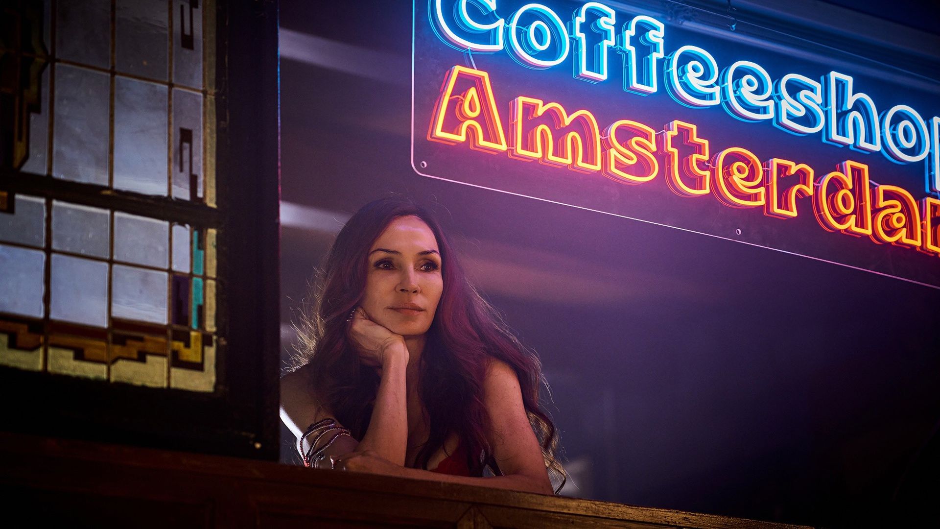 Famke Janssen säljer gräs i ny Netflix-serie