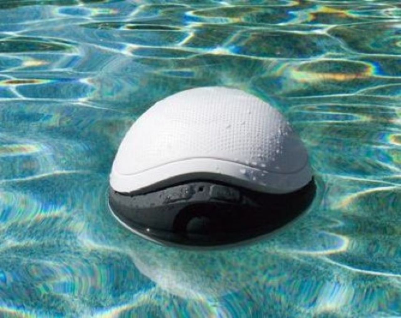 Lyssna på musik i poolen