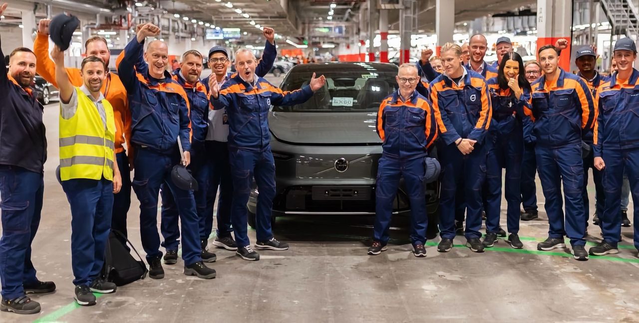 Håkan Samuelsson visar upp Volvo EX60