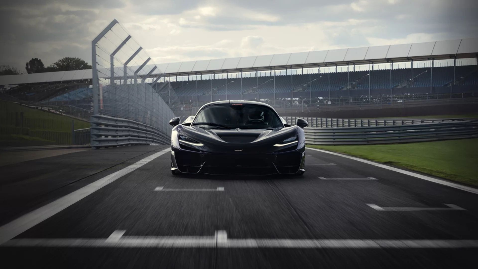 Dynamiska tester med McLaren W1 på Silverstone