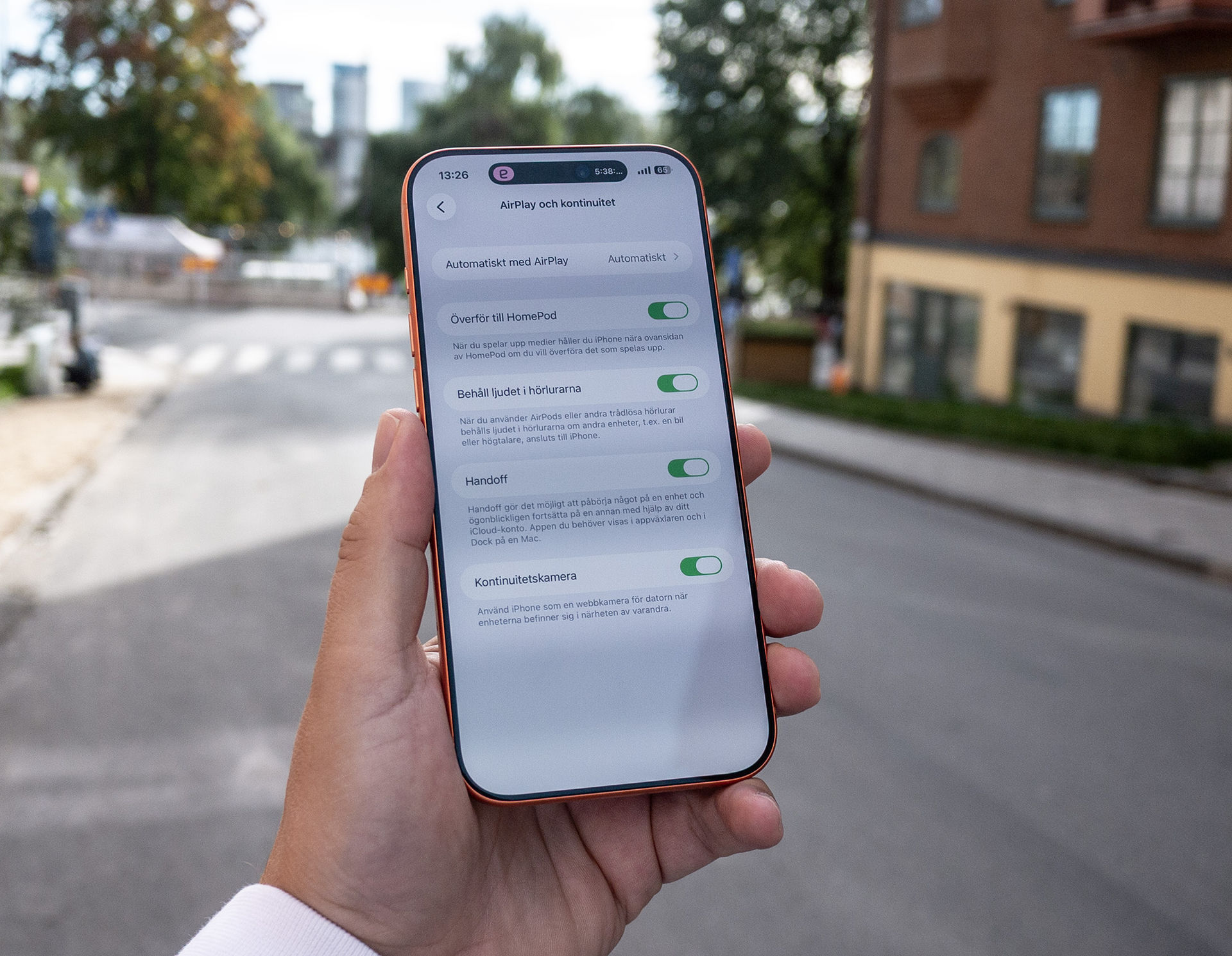 Trött på att samtalet växlar från hörlurar till bil?