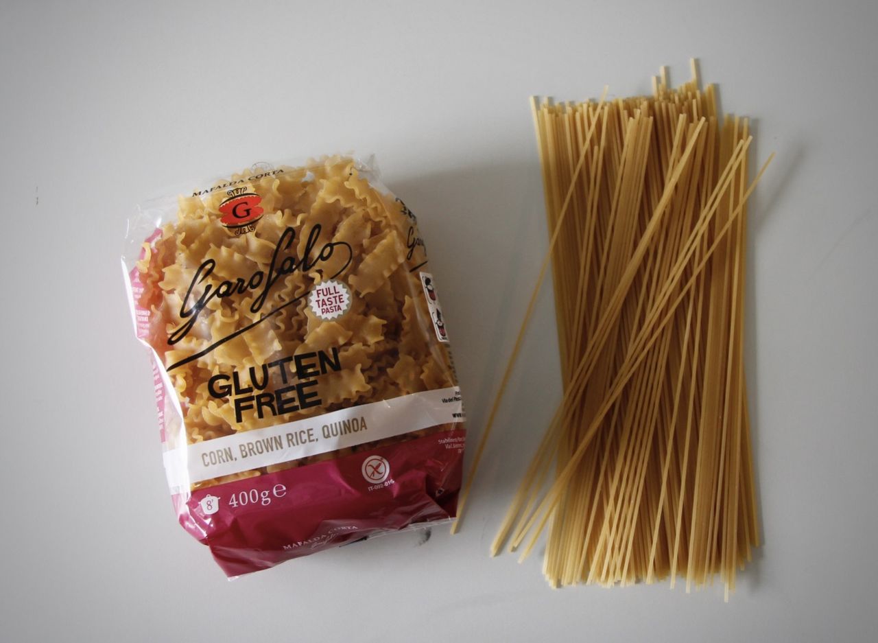 Vad får spagetti att hålla ihop i kokande vatten?