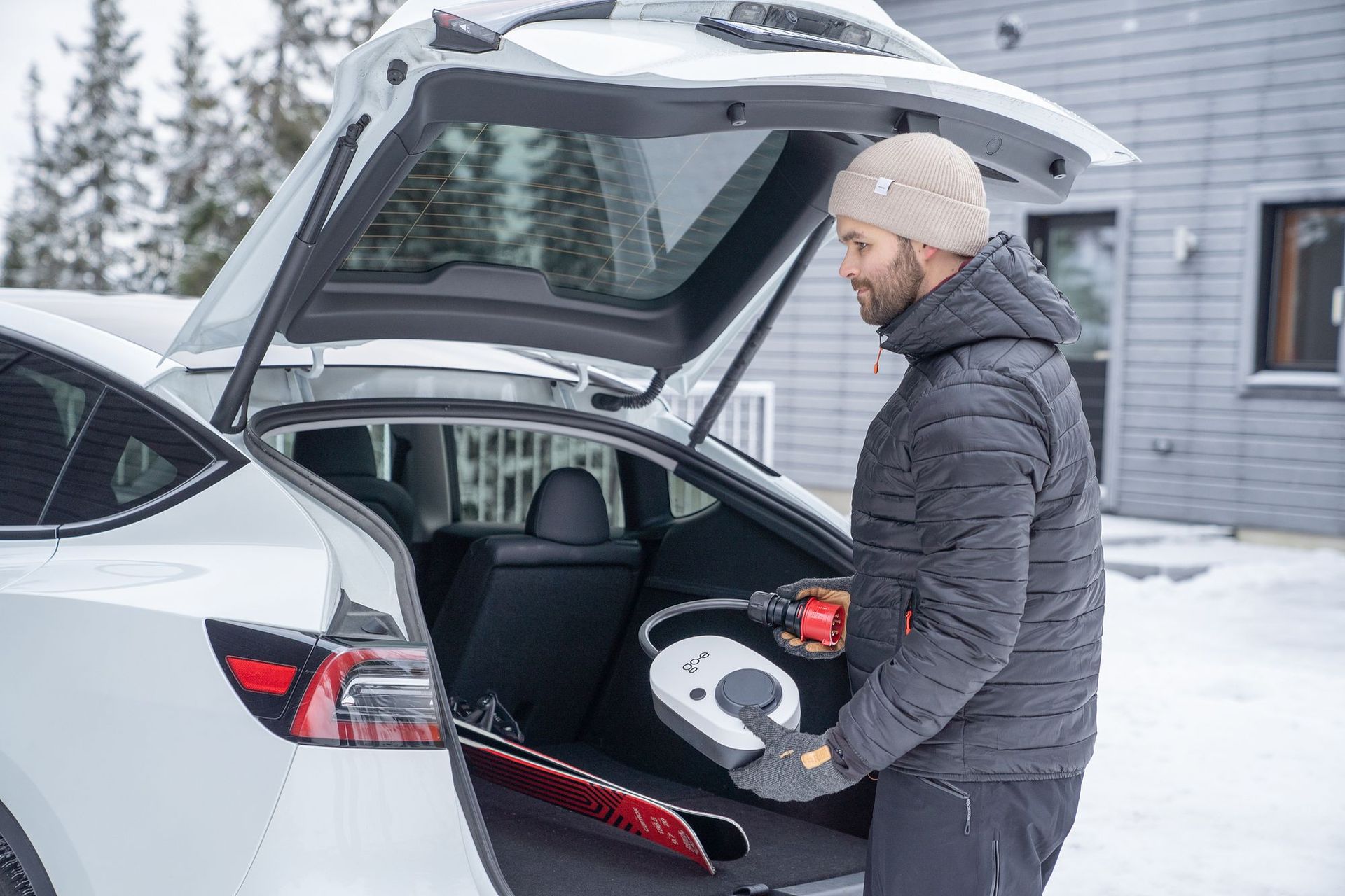 En smidig elbilsladdare för både hemmet och på resan!