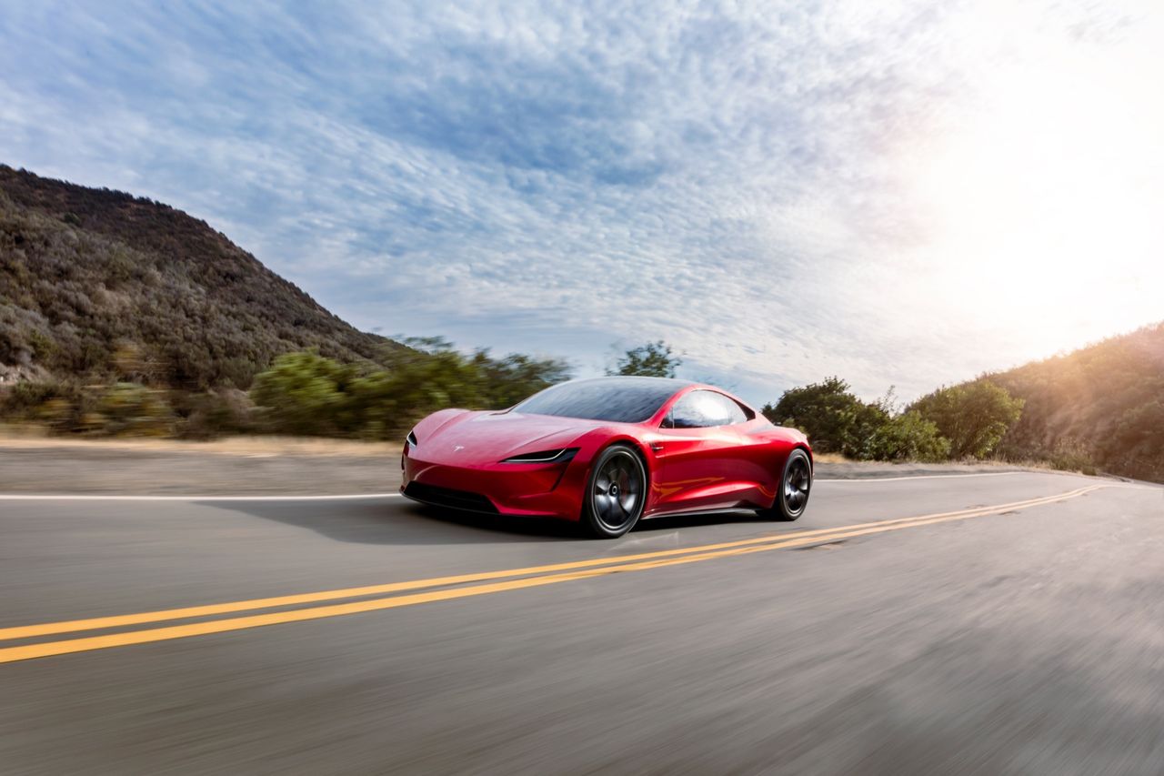 Tesla lovar att visa ny omgång av Roadster i år