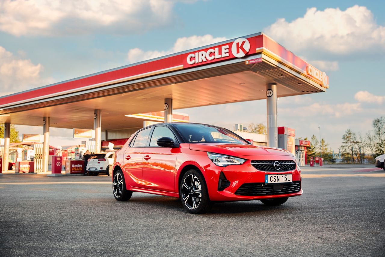 Låna bil att övningsköra med på macken