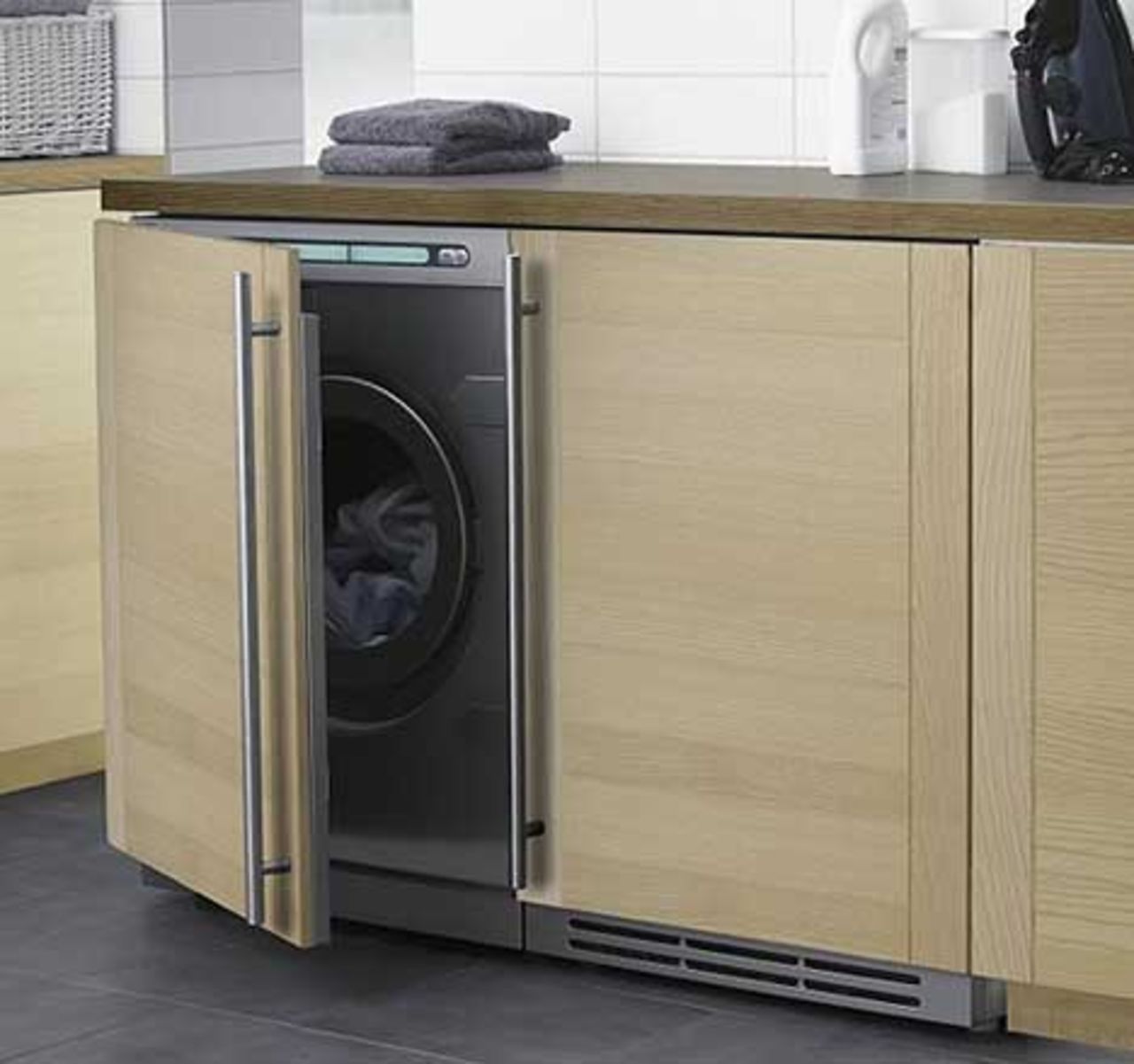 Dölj tvättmaskinen bakom en skåpslucka