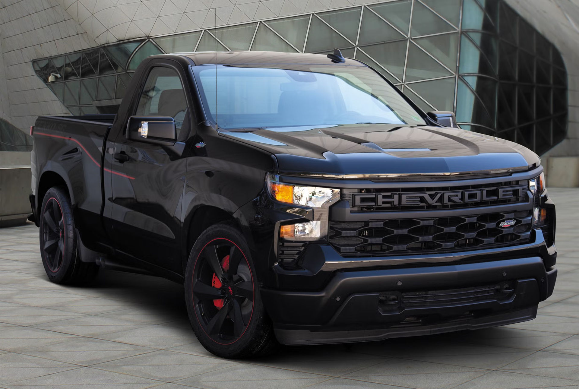 Pickis med 1000 hästar, manuell låda och bakhjulsdrift