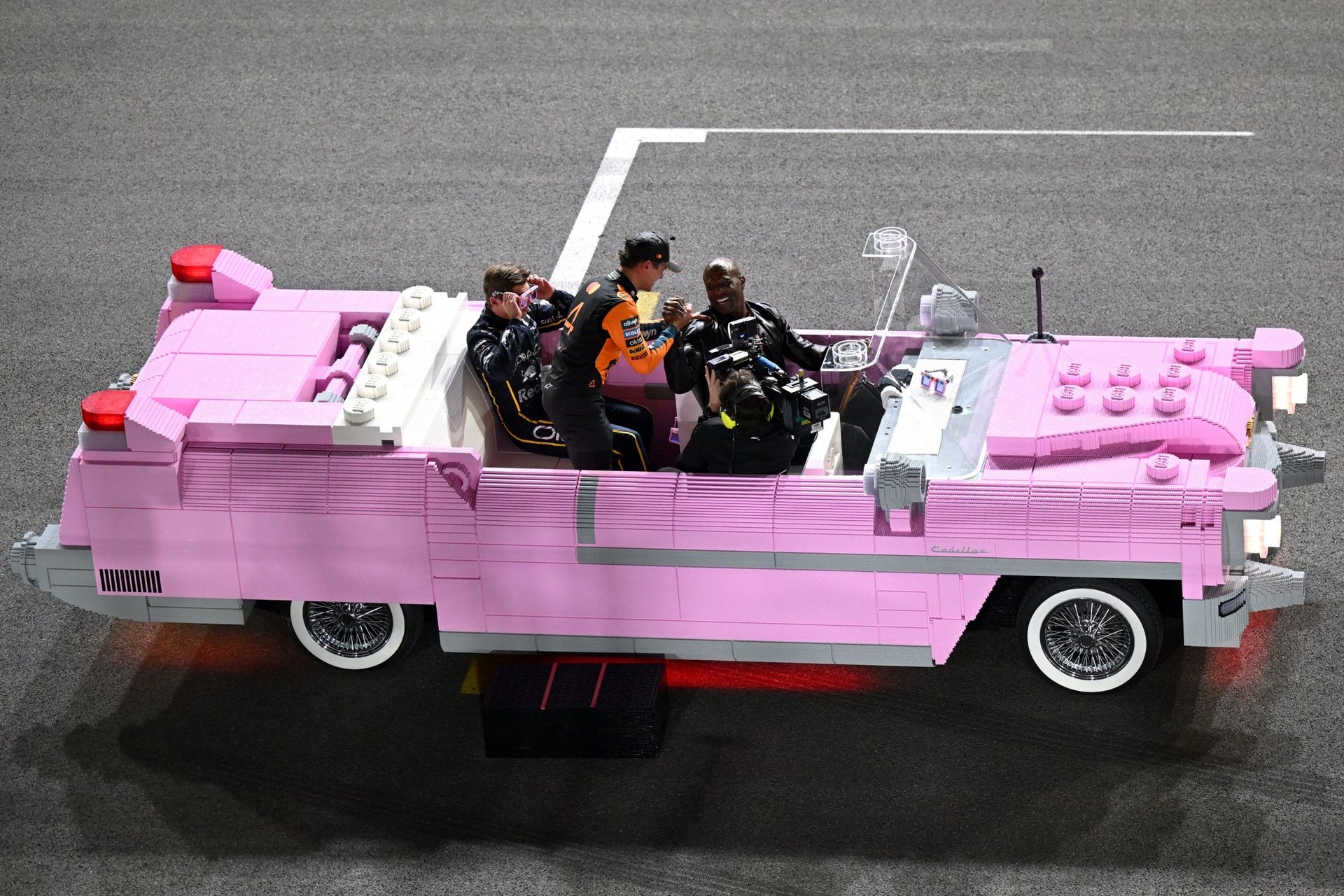 Terry Crews körde gigantisk Lego-Cadillac