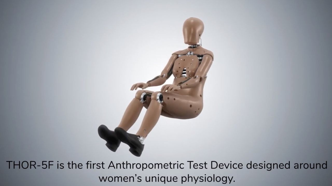 USA får sin allra första kvinnliga krockdocka