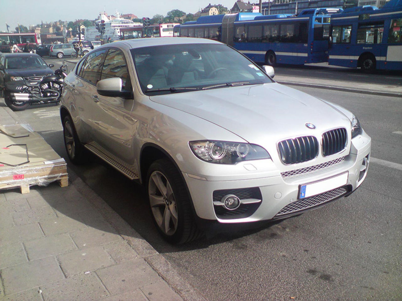 BMW X6 siktad i Gamla Stan