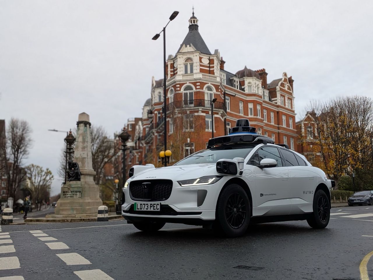 Nu rullar Waymo i London